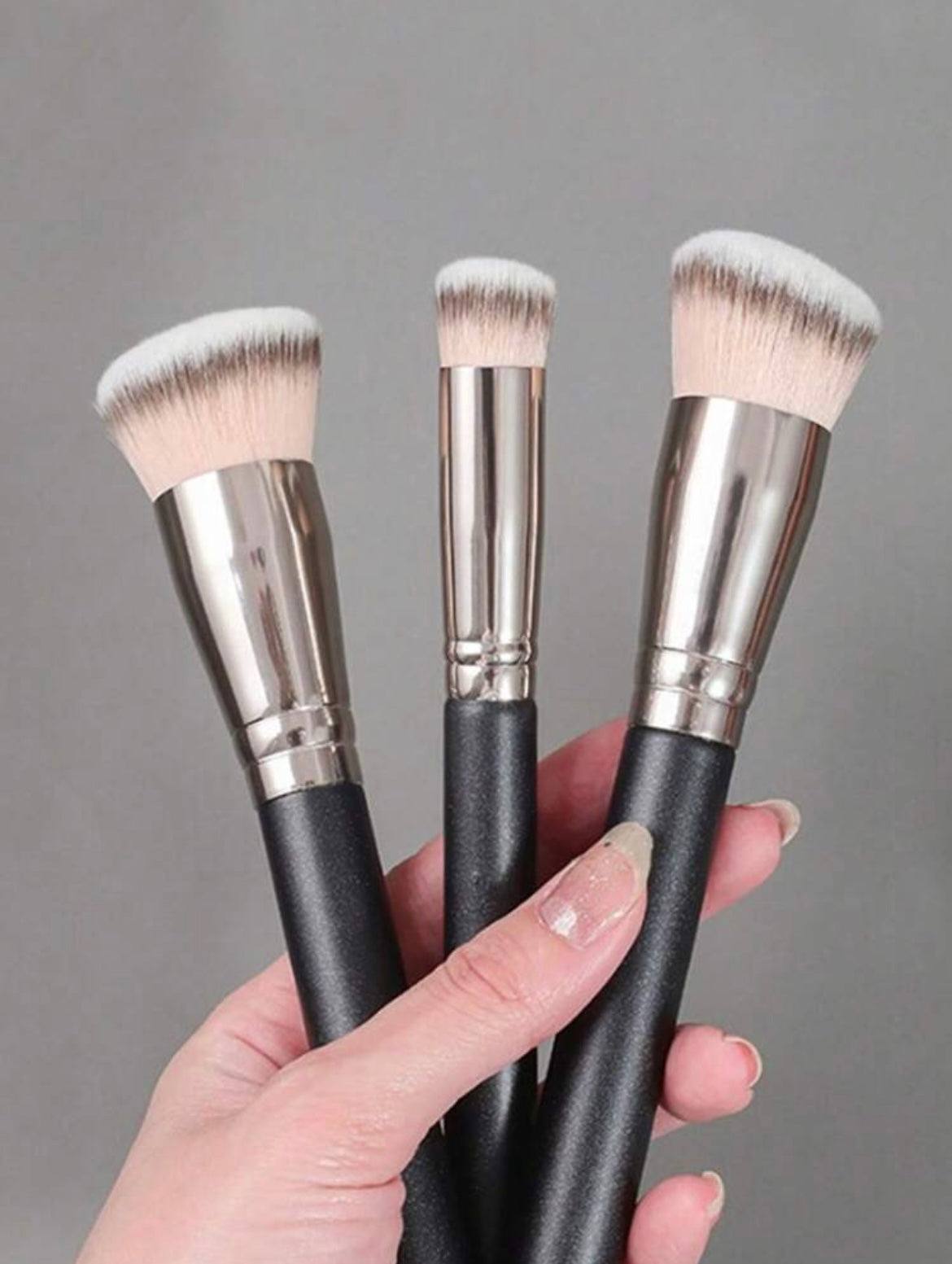 3 Pièces pinceaux, fond de teint,  blush, correcteur et contour