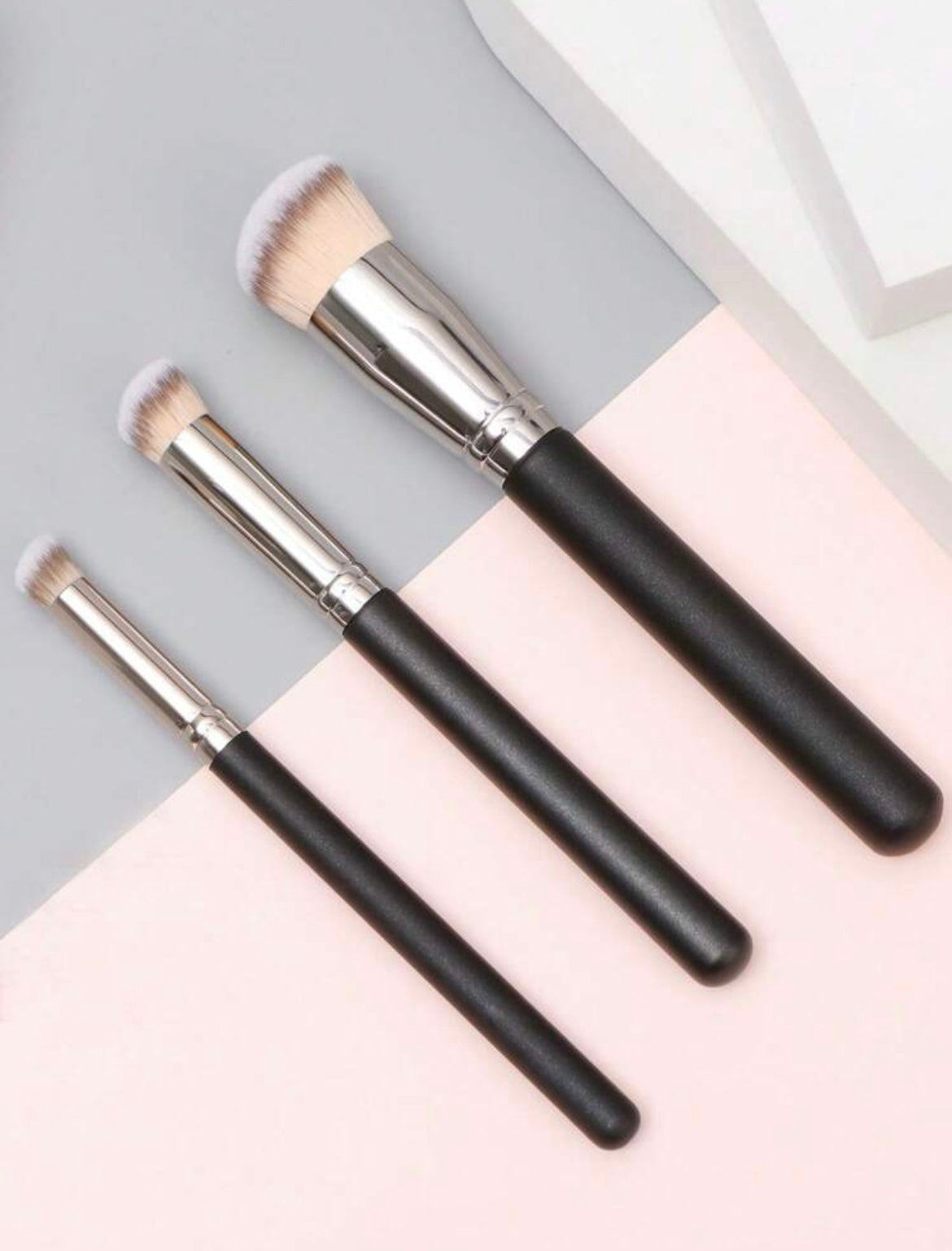 3 Pièces pinceaux, fond de teint,  blush, correcteur et contour